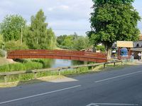 Passerelle cintrée en bois exotique 20 m avec structure métallique