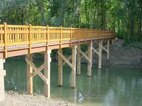 Passerelle droite chêne 30 m sur pilotis. Structure Longerons chêne