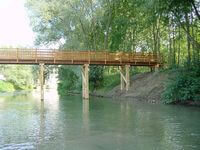 Passerelle droite chêne 30 m sur pilotis. Structure Longerons chêne