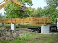 Passerelle 20 m structure métallique habillage chêne