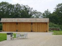 Hangar bois avec auvent en tuile de chêne et atelier isolé