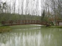 Passerelle 14 m structure métallique habillage chêne