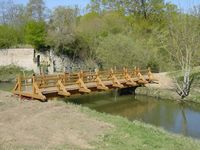 Passerelle 16 m structure métallique habillage chêne