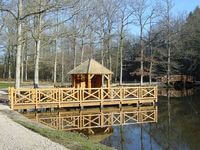 Ponton avec kiosque en bois sur pilotis